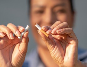 Femeile fumează mai puțin decât bărbații, dar se lasă mai greu de acest obicei. De ce se întâmplă asta